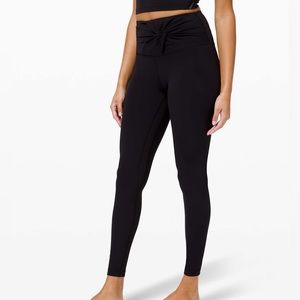 Lululemon Align High-Rise Tight 28" *Twist Waist
Black/Size6